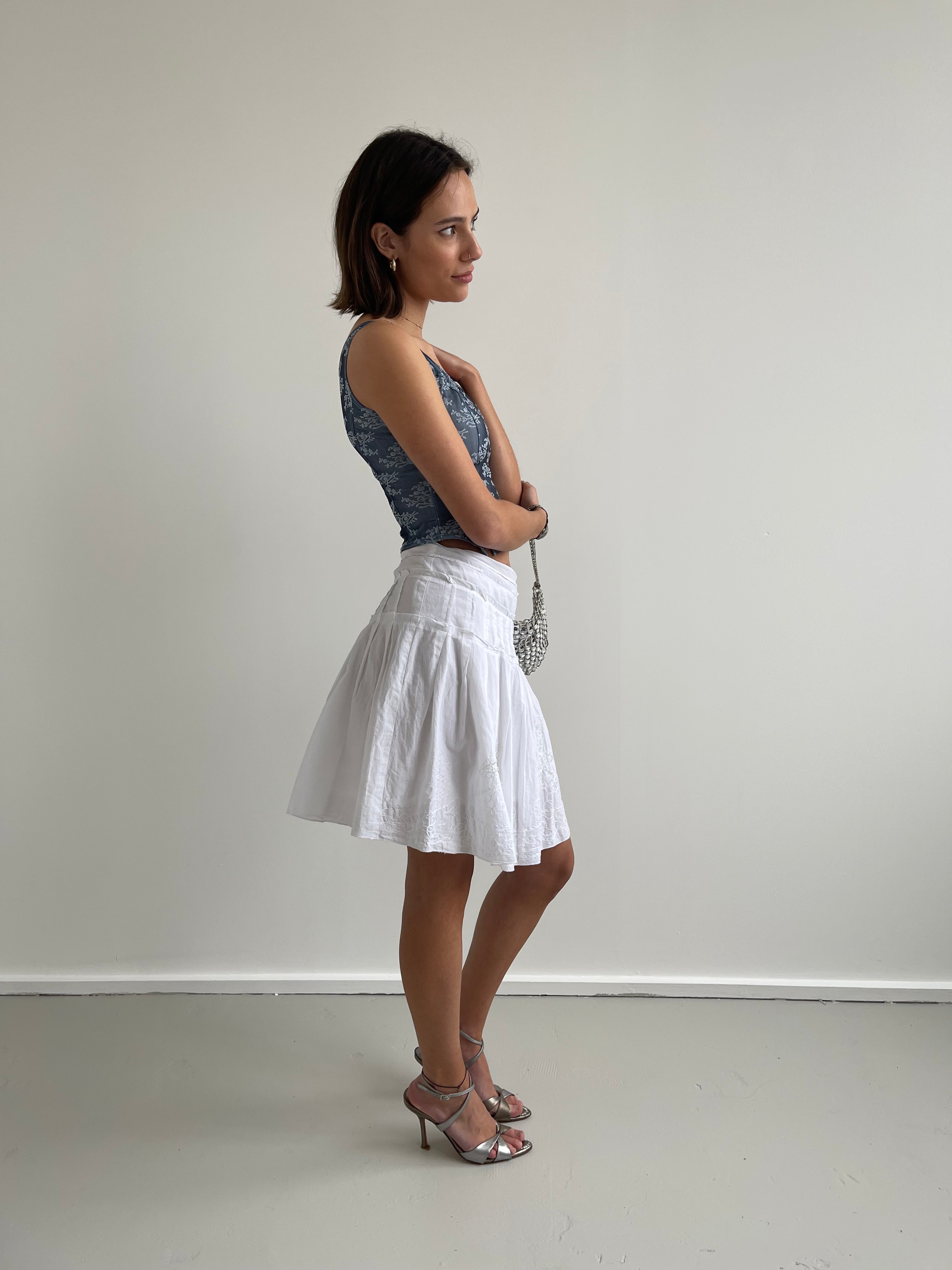 00s white pleated embroidered knee length skirt