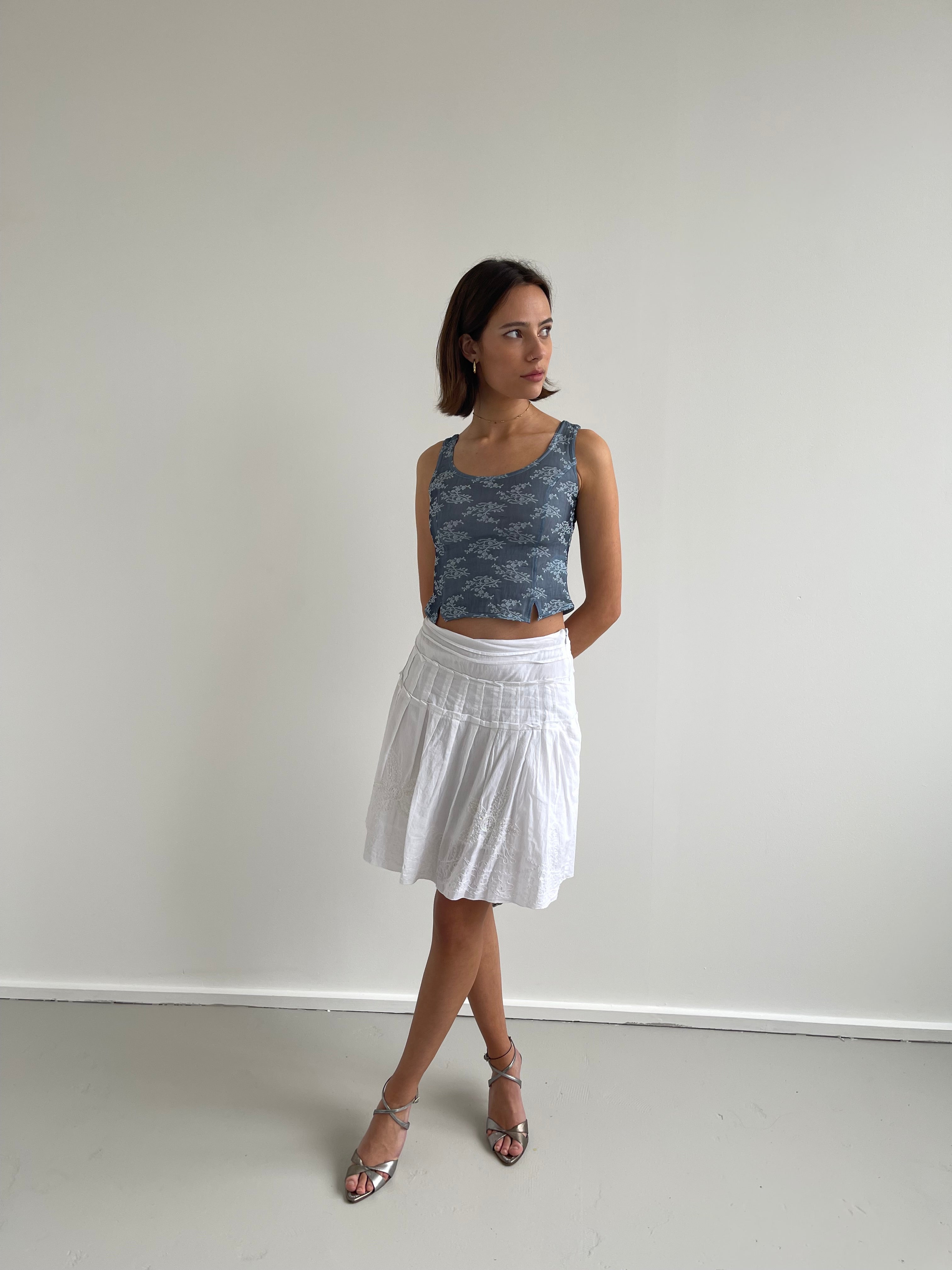 00s white pleated embroidered knee length skirt