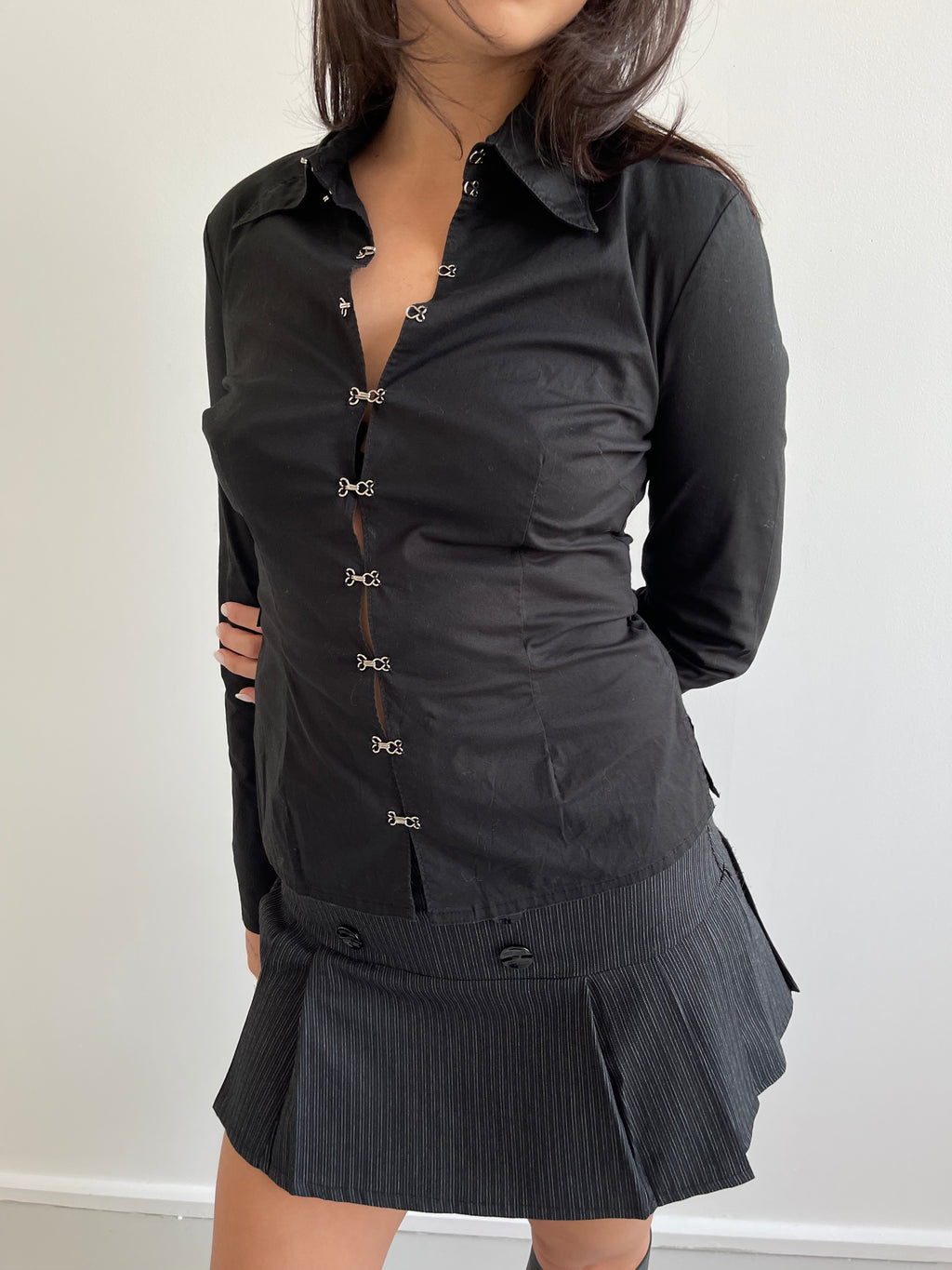 Black pleated mini skirt with grey pinstripe