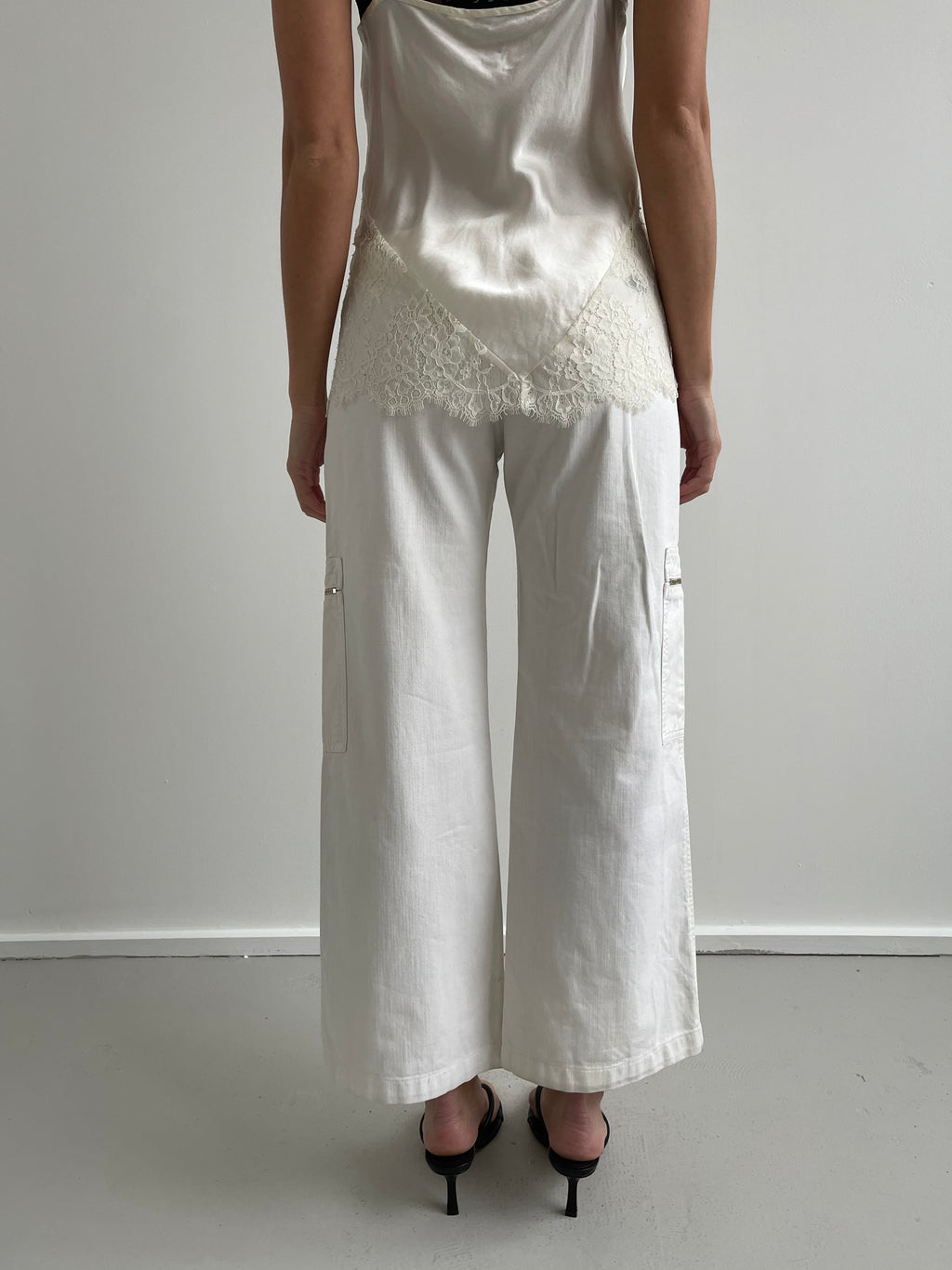 White straight leg cropped trousers