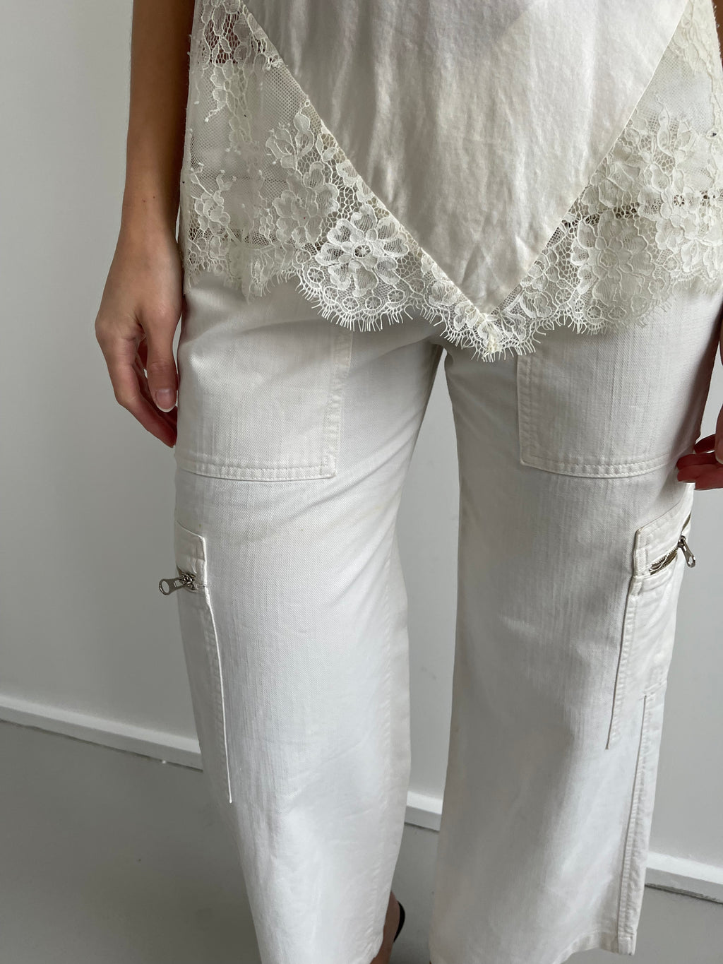 White straight leg cropped trousers