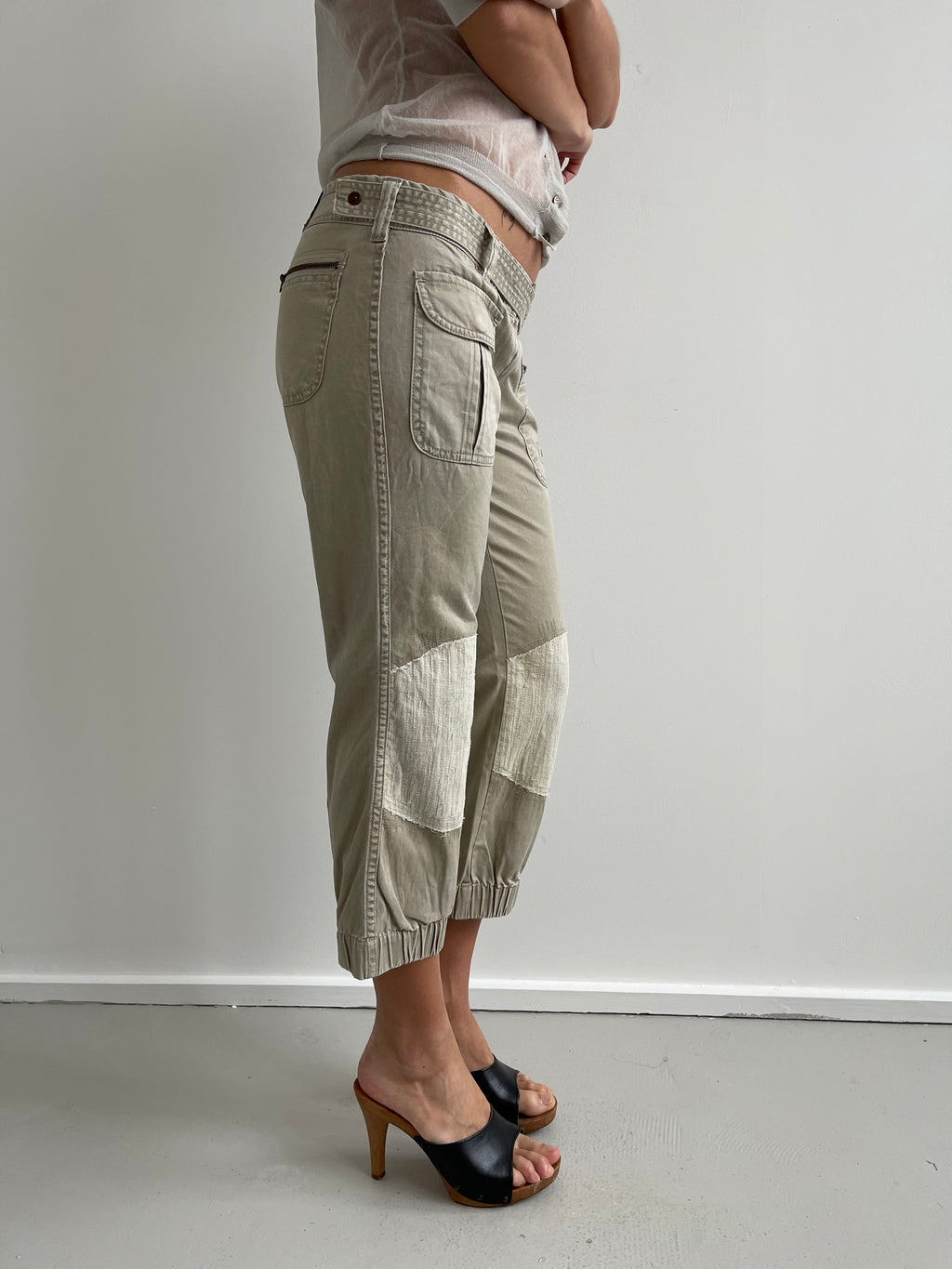 Pepe Jeans khaki capri trousers with patches